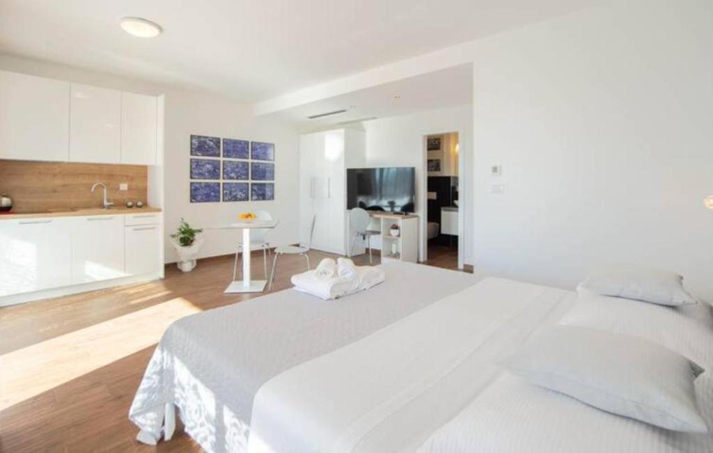 12 * Makarska